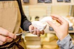 Wie wählt man einen guten Käse aus? käseladen leipziger 34