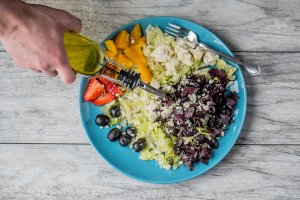 ol-oliven-auf salat