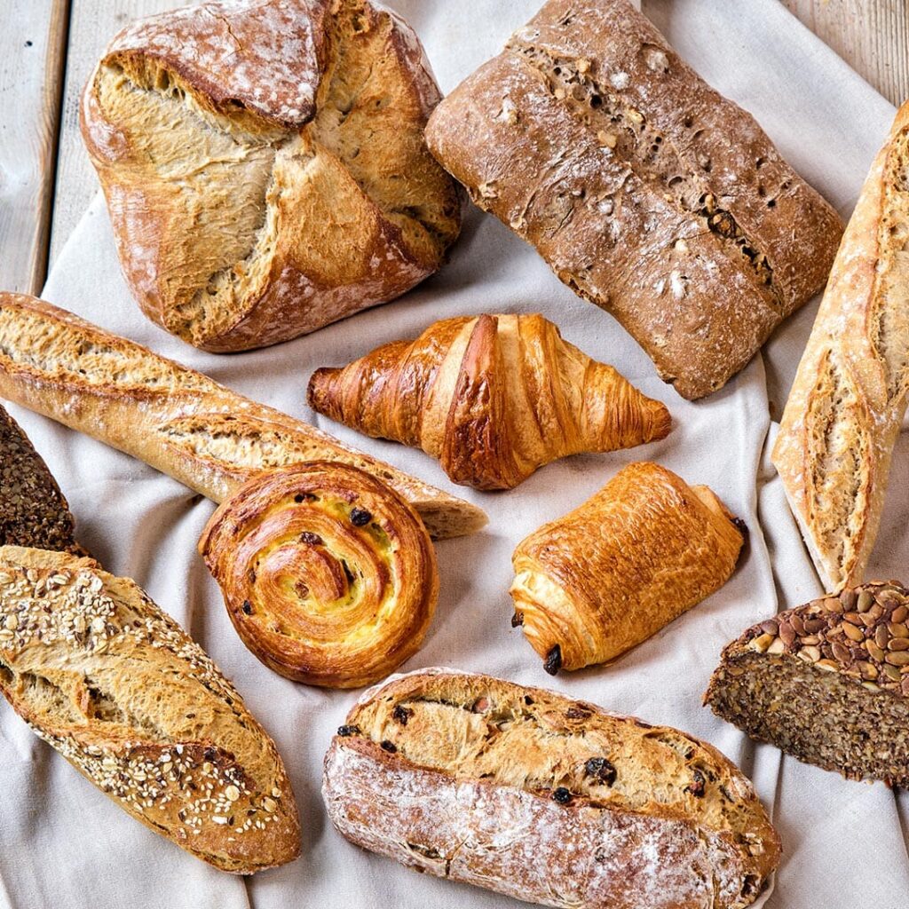 Frieche Backware (croissant, pain au chocolatm brot, Baguette) bei käseladen Leipziger strasse frankfurt